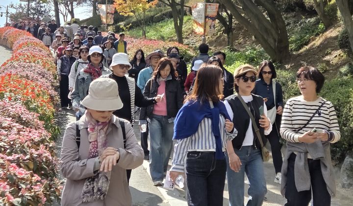 충북 청주시 상당구 문의면 청남대 일원에서 열리고 있는 2025 청남대 가을축제에 인파가 몰려 북적이고 있다. 지난달 25일 개막한 가을축제는 오는 9일까지 이어진다. (사진=청남대관리사업소 제공) *재판매 및 DB 금지