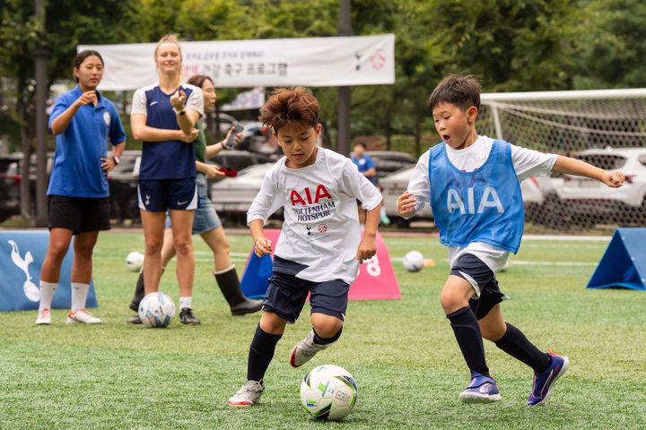[서울=뉴시스] 지난 9월 AIA생명이 토트넘의 글로벌 풋볼 디벨롭먼트 코치진과 함께 진행한 '어린이 건강축구 프로그램' 현장. (사진=AIA생명 제공) 2025.11.5. photo@newsis.com *재판매 및 DB 금지