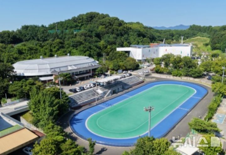 [전주=뉴시스]윤난슬 기자 = 전북 전주시는 도내 유일의 1종 공인 인라인경기장이자 국제대회 유치가 가능한 전주 실외 인라인경기장(송천동)을 전천후 인라인 전지훈련장으로 탈바꿈시킨다고 5일 밝혔다. (사진=전주시 제공) photo@newsis.com 