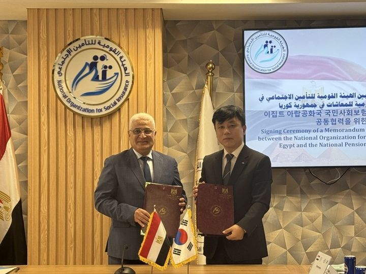 [세종=뉴시스] 11월 4일 이집트 사회보험청(카이로 소재)에서 국민연금공단 정태규 연금이사(오른쪽)와 이집트 사회보험청 가말 아와드 마흐무드(Gamal Awad Mahmoud) 이사장(왼쪽)이 함께 기념촬영을 하고 있다. (사진=국민연금공단) *재판매 및 DB 금지