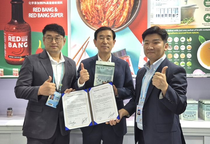 캔톤페어 참가 기업 격려하는 조길형(가운데) 충주시장 *재판매 및 DB 금지