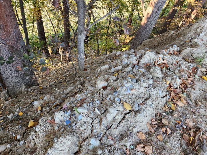 [강릉=뉴시스] 강릉지역의 한 환경업체가 건설폐기물을 불법 투기한 현장 모습.2025.11.05grsoon815@newsis.com *재판매 및 DB 금지