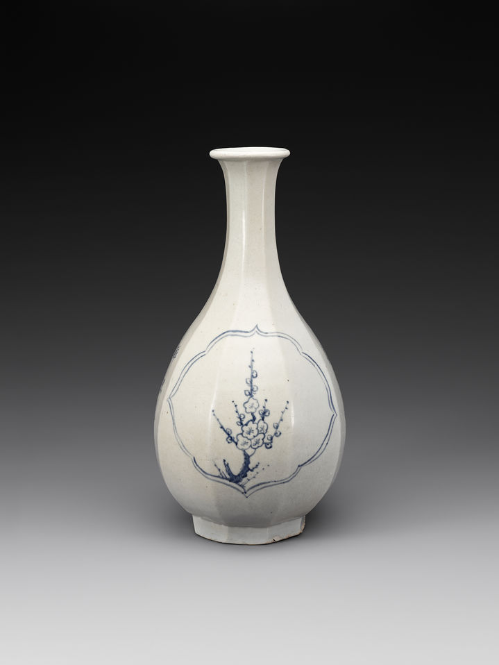 [서울=뉴시스] 조선 18세기 백자청화매화문각병 (사진=국립중앙박물관 제공) 2025.11.05. photo@newsis.com  *재판매 및 DB 금지