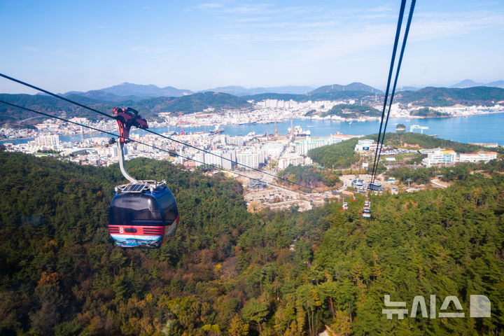 [통영=뉴시스] 신정철 기자= 통영관광개발공사는 2026학년도 대입 수능 시험을 마친 수험생을 대상으로 통영 주요 관광시설인 통영케이블카, 디피랑, 어드벤처타워 등 3개 시설 이용요금을 50% 할인하는 특별이벤트를 진행한다고 5일 밝혔다.사진은 통영케이블카와 통영항 전경.(사진=뉴시스DB).2025.11.05. sin@newsis.com