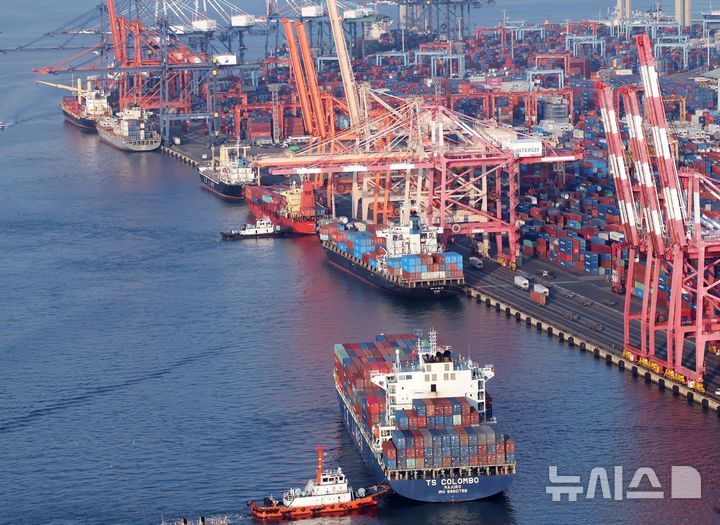 [부산=뉴시스] 하경민 기자 = 5일 부산 남구 감만부두에 컨테이너선이 접안하고 있다. 2025.11.05. yulnetphoto@newsis.com 