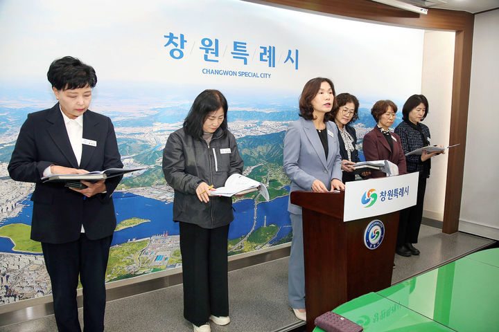 [창원=뉴시스] 강경국 기자 = 최영숙 경남 창원시 복지여성보건국장이 5일 시청 프레스센터에서 여성친화도시 세 번째 지정 등과 관련해 브리핑을 하고 있다. (사진=창원시청 제공). 2025.11.05. photo@newsis.com *재판매 및 DB 금지