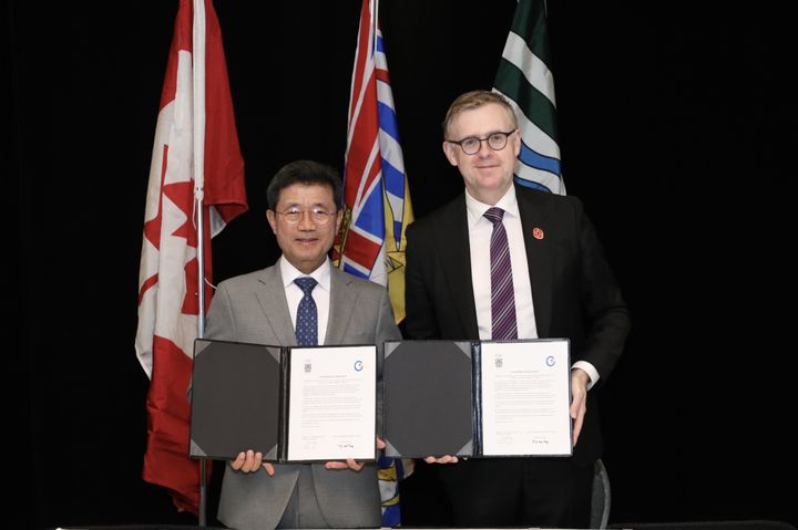 [광양=뉴시스] 정인화 광양시장과 에릭 우드워드 랭리타운십 시장이 국제우호도시 협약을 체결하고 기념사진 찍고 있다. (사진=광양시 제공) 2025.11.05. photo@newsis.com *재판매 및 DB 금지