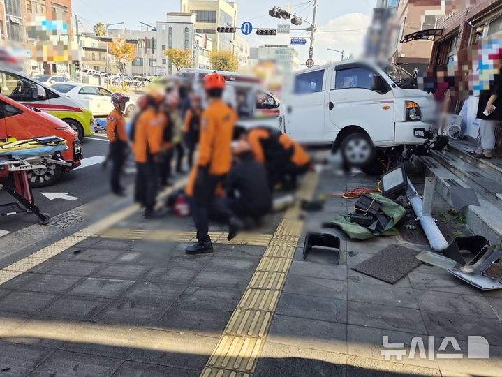 [제주=뉴시스] 5일 오전 제주 서귀포시 서귀동에서 트럭과 오토바이 충돌 및 보행자 2차 사고가 발생해 경찰과 소방당국이 구조에 나서고 있다. (사진=제주소방안전본부 제공) 2025.11.05. photo@newsis.com