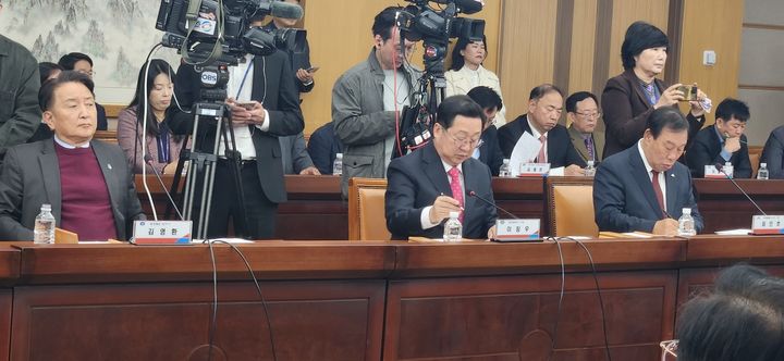 [대전=뉴시스]곽상훈 기자=5일 대전시청 대회의실에서 국민의힘 충청권 예산정책협의회가 열렸다. 충청권 시도지사들이 국민의힘 장동혁 당대표의 인사말을 듣고 있다. 2025. 11. 05 kshoon0663@newsis.com *재판매 및 DB 금지