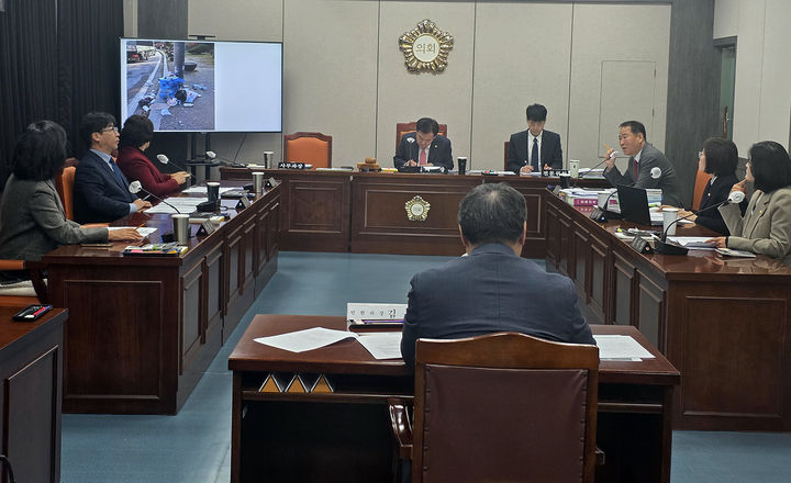5일 태백시의회 위원회실에서 열린 의원간담회에서 싸리재 화장실 철거 이후 노상방뇨와 쓰레기 투기의 심각성에 대해 질문하고 있다.(사진=뉴시스) *재판매 및 DB 금지