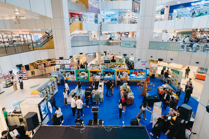 [제주=뉴시스] 싱가포르 현지에서 4일부터 6일까지 '제주의 날' 행사가 열려 청년예술인 교류와 비지니스 미팅을 하고 있다. (사진=제주도 제공) 2025.11.05. photo@newsis.com *재판매 및 DB 금지