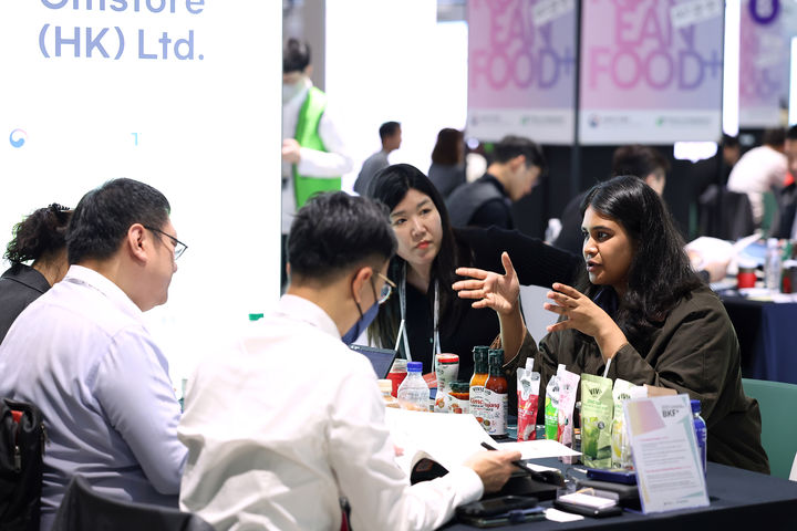 [세종=뉴시스] 농림축산식품부는 지난달 29일부터 31일까지 서울 강남구 코엑스에서 '푸드위크 코리아 2025'와 연계해 진행한 'K-푸드+ 바이어 초청 수출상담회'(BKF+)에서 총 1200만 달러 규모의 업무협약(MOU)를 체결했다고 5일 밝혔다. (사진=농식품부 제공) 2025.11.05. photo@newsis.com *재판매 및 DB 금지