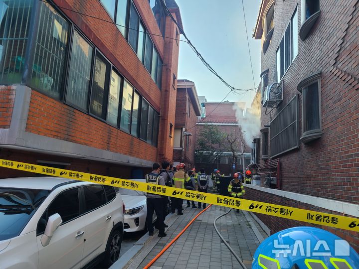 [서울=뉴시스] 5일 오전 8시55분께 서울 중랑구 면목동에 있는 다세대주택에서 화재가 발생하고 있다. (사진=서울 중랑소방서 제공) 2025.11.05. photo@newsis.com