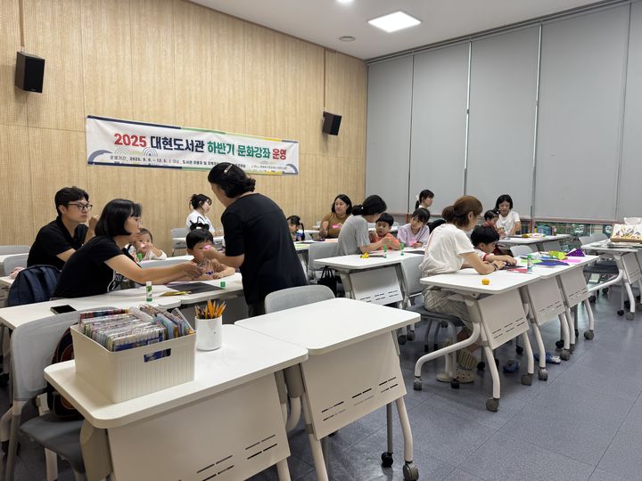 [대구=뉴시스] 대현도서관 문화강좌 운영 모습. (사진=행복북구문화재단 제공) 2025.11.05. photo@newsis.com *재판매 및 DB 금지