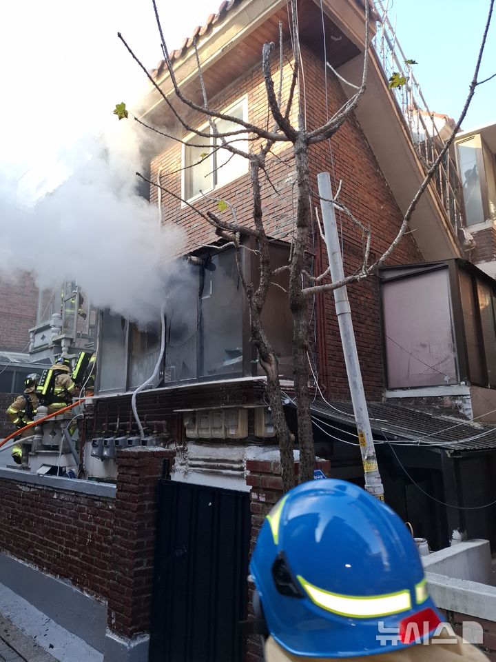 [서울=뉴시스] 5일 오전 8시55분께 서울 중랑구 면목동에 있는 다세대주택에서 화재가 발생하고 있다. (사진=서울 중랑소방서 제공) 2025.11.05. photo@newsis.com