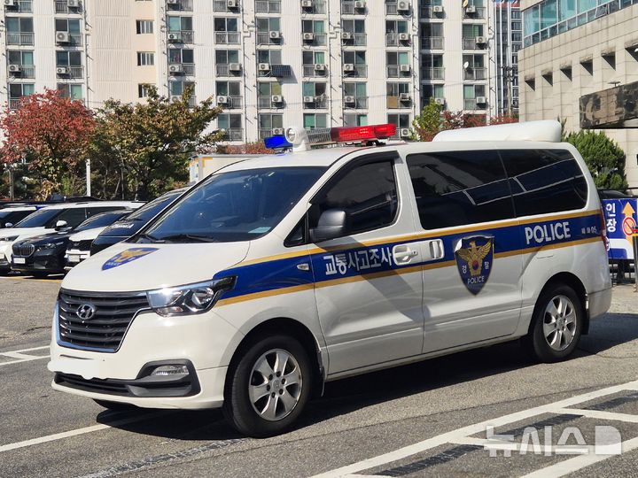 [서울=뉴시스] 이명동 기자 = 술에 취한 채로 운전대를 잡아 일본인 관광객 모녀를 들이받아 숨지게 한 혐의를 받는 30대 남성 서모씨가 5일 오후 서울 동대문구 서울 동대문경찰서에서 구속 전 피의자 심문(영장실질심사)을 받기 위해 경찰 호송차에 탑승해 서울 서초구 서울중앙지법으로 이동하고 있다. 2025.11.05. ddingdong@newsis.com