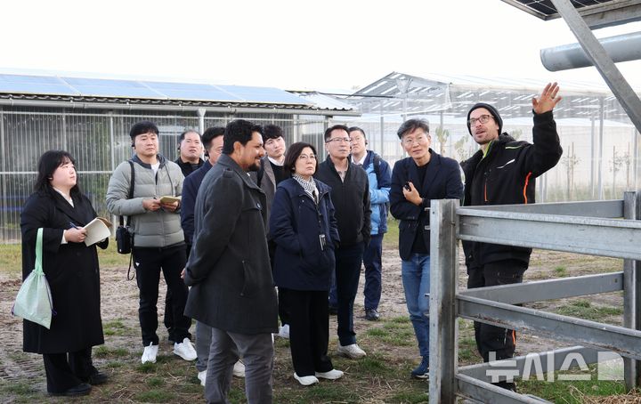 [안성=뉴시스] 김보라 안성시장이 영농형 태양광 연구단지를 둘러보고 있다.(사진=안성시 제공) 2025.11.05.photo@newsis.com 