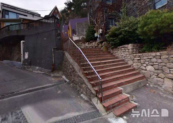 [서울=뉴시스]계단형 골목.