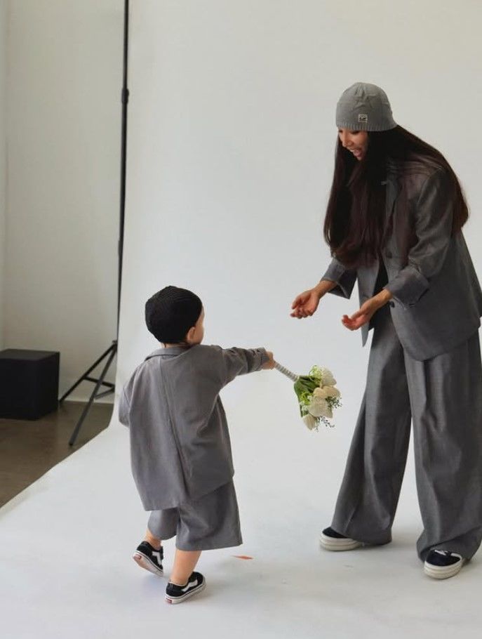 [서울=뉴시스] 모델 문가비가 자신과 아들을 대상으로 한 허위 AI(인공지능) 합성 영상에 강경한 입장을 밝혔다. (사진=문가비 인스타그램 캡처) 2025.11.05. photo@newsis.com  *재판매 및 DB 금지