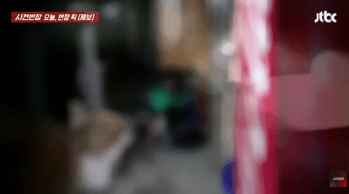 [뉴시스]과거 일에 앙심을 품은 남성이 다른 남성을 폭행하는 모습이다. (영상 = JTBC 사건반장 캡처) *재판매 및 DB 금지 *재판매 및 DB 금지