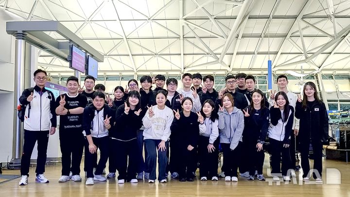 [서울=뉴시스]카이로 세계선수권 참가차 출국한 사격 대표팀. (사진=대한사격연맹 제공)