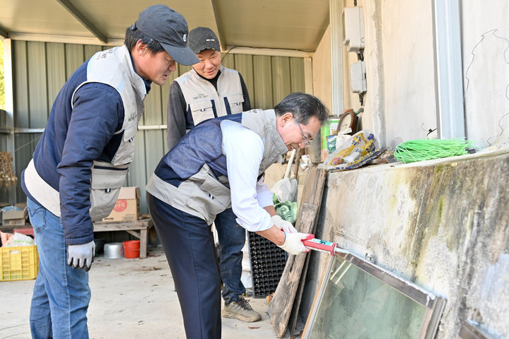 [군위=뉴시스] 김진열 대구 군위군수가 4일 민원처리기동반과 함께 민원 현장을 방문해 민원사항을 처리하고 있다. (사진=군위군 제공) 2025.11.05. photo@newsis.com *재판매 및 DB 금지
