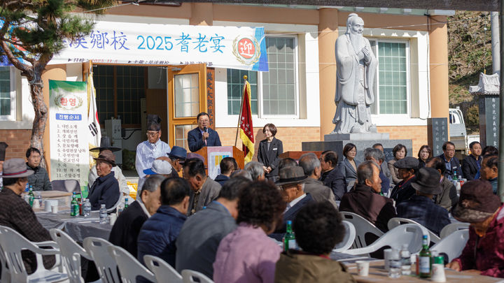 [합천=뉴시스] 합천 초계향교, 2025년 기로연 재현행사 (사진=합천군 제공) 2025. 11. 05. photo@newsis.com *재판매 및 DB 금지