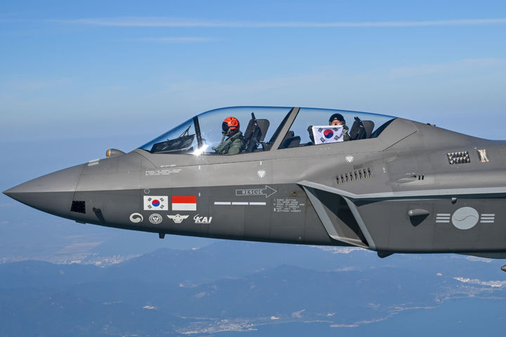 [서울=뉴시스] 손석락 공군참모총장은 11월 5일 경남 사천기지에서 취임 후 첫 지휘비행으로 KF-21 전투기에 탑승해 시험비행을 실시했다. 사진은 KF-21 조종석에서 태극기를 펼쳐보이고 있는 손 총장. (사진=공군 제공) 2025.11.05. photo@newsis.com *재판매 및 DB 금지