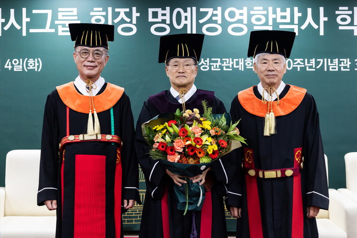 [서울=뉴시스] (왼쪽부터) 성균관대 유지범 총장, 라까사그룹 이현구 회장, 성균관대 이내응 대학원장. (사진=성균관대 제공) 2025.11.05. photo@newsis.com *재판매 및 DB 금지