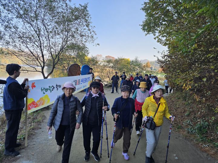 [횡성=뉴시스] 스틱모아걷기 참여모습. (사진=횡성군 제공) 2025.11.05. photo@newsis.com *재판매 및 DB 금지