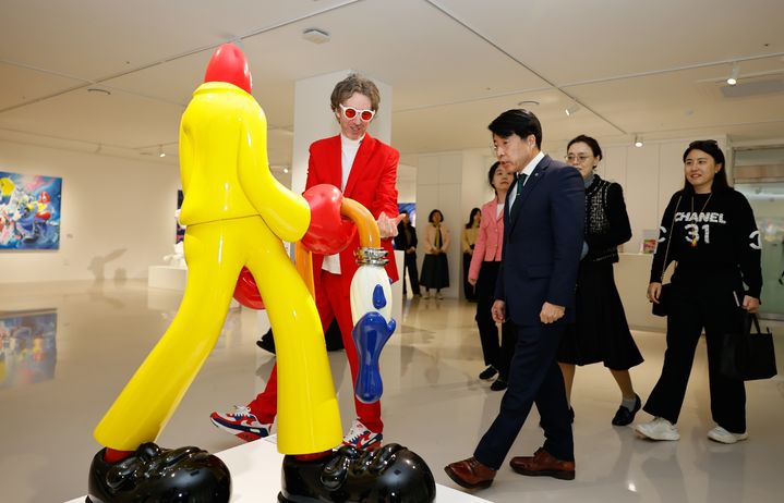 [서울=뉴시스] 더 갤러리 호수서 개인전 연 필립 콜버트와 서강석 구청장. 2025.11.05. (사진=송파구 제공) *재판매 및 DB 금지