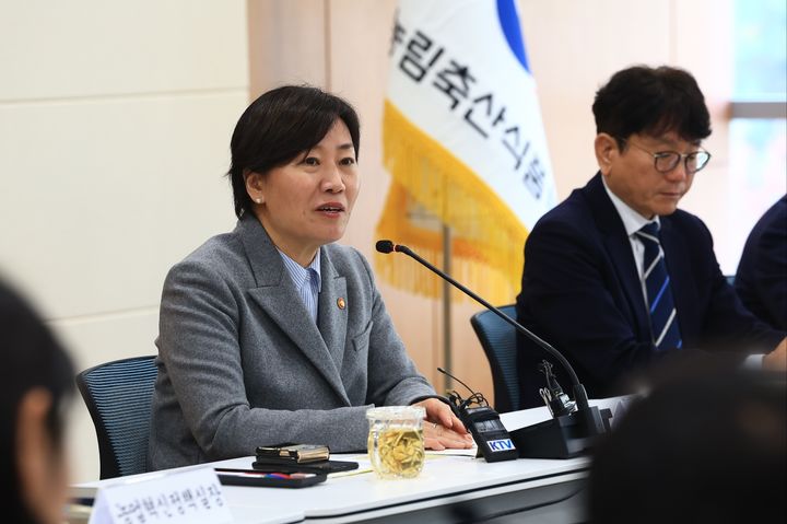 [세종=뉴시스] 송미령 농림축산식품부 장관이 5일 오전 정부세종청사에서 진행된 출입기자단 정례간담회에서 답변하고 있다. (사진 = 농식품부 제공) 2025.11.05. *재판매 및 DB 금지