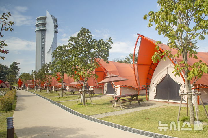 [의왕=뉴시스] '2025 공공 우수 야영장' 선정 평가에서 우수 야영장으로 뽑힌 의왕시 왕송호수 캠핑장 전경. (사진=의왕시 제공).2025.11.05.photo@newsis.com