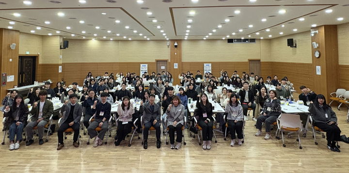 [창원=뉴시스] 강경국 기자 = 경남 창원시가 5일 신규 임용 1년차 공무원을 대상으로 'NEXT GO!' 저연차 공무원 워크숍을 개최하고 있다. (사진=창원시청 제공). 2025.11.05. photo@newsis.com *재판매 및 DB 금지