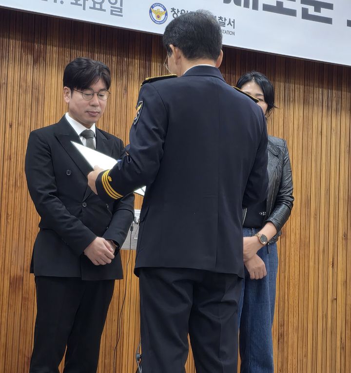 [창원=뉴시스]창신대학교 스마트휴먼대학원 사회복지학과 모상도 씨, 경남경찰청장 표창.(사진=창신대 제공) 2025.11.05.photo@newsis.com  *재판매 및 DB 금지