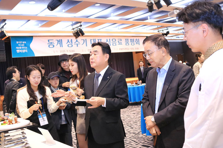 5일 하이원 그랜드호텔에서 최철규 대표이사 직무대행을 비롯한 임직원들이 참석한 가운데 2025/26 동계시즌 식·음료 품평회가 열리고 있다.(사진=강원랜드 제공) *재판매 및 DB 금지