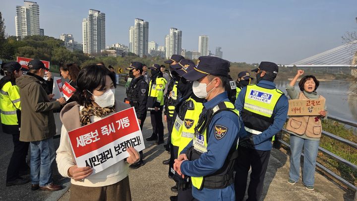 [세종=뉴시스] 송승화 기자 = 5일 세종시 한솔동 세종보사업소 인근에서 세종보 해체와 유지를 주장하는 시민단체들이 경찰을 사이에 두고 대치하고 있다. 2025.11.05. ssong1007@newsis.com *재판매 및 DB 금지