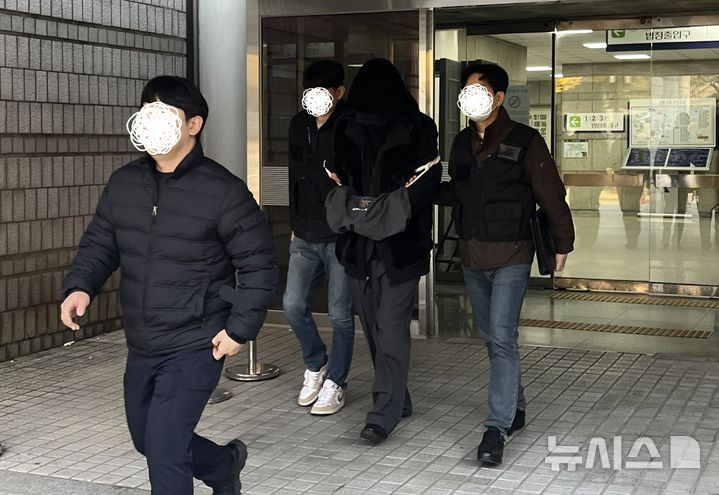 [서울=뉴시스] 임다영 인턴기자 = 술에 취한 채로 운전대를 잡아 일본인 관광객 모녀를 들이받아 숨지게 한 혐의를 받는 30대 남성 서모씨가 5일 오후 서울 서초동 서울중앙지법에서 구속 전 피의자 심문(영장실질심사)을 받고 청사 바깥으로 나오고 있다. 2025.11.05. photo@newsis.com