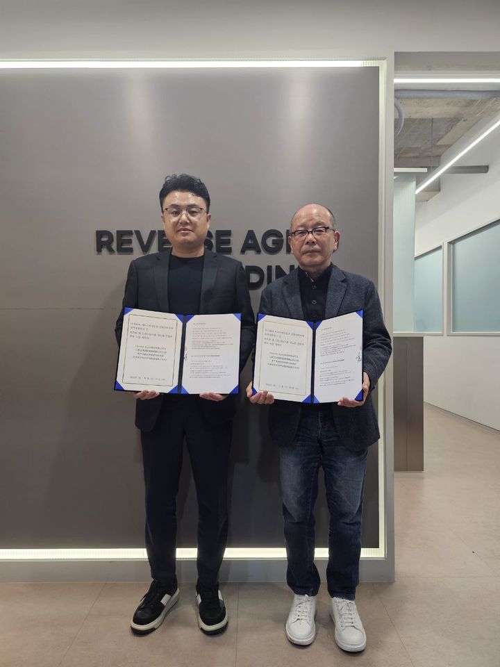좌)산동란화국제무역유한회사 CEO 고붕, 리버스에이징 연구소장 남홍길. (사진=리버스에이징 제공) *재판매 및 DB 금지