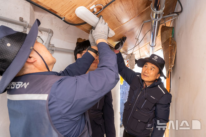 [부안=뉴시스]윤난슬 기자 = 한국전기안전공사는 5일 전북 부안군 위도 일대에서 수협중앙회와 공동으로 '도서지역 전기설비 개선 및 환경정화 활동'을 펼쳤다고 밝혔다. (사진=전기안전공사 제공) 2025.11.05. photo@newsis.com