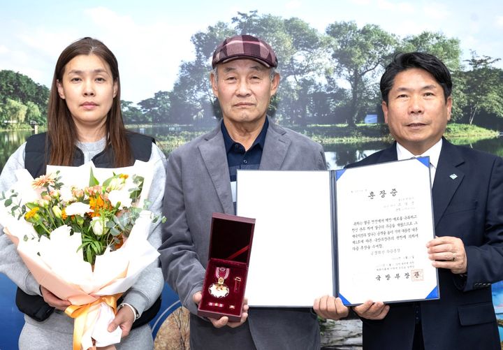 무공훈장 받는 고 조익경 하사 유족, 오른쪽은 김창규 제천시장(사진=제천시 제공) *재판매 및 DB 금지