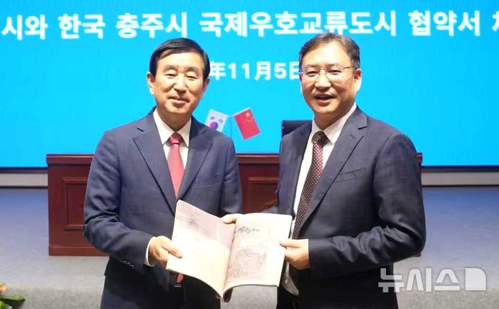 [충주=뉴시스] 이병찬 기자 = 조길형(왼쪽) 충북 충주시장과 중국 장시성 신위시 정광취안(郑光泉) 서기가 5일 신위시 청사에서 우호교류 협약을 하고 있다.(사진=충주시 제공)2025.11.05.photo@newsis.com
