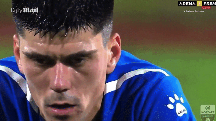 [뉴시스] 갑작스러운 감독 사망 소식으로 충격에 빠진 선수들의 모습(사진=데일리 메일) 2025.11.4 *재판매 및 DB 금지