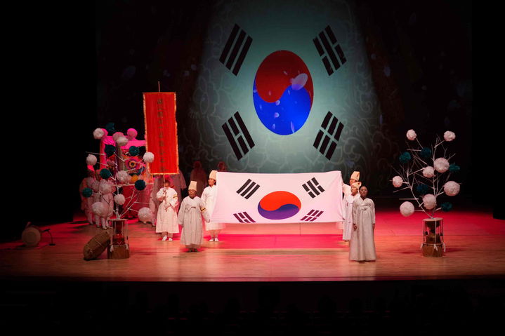 [밀양=뉴시스] 지난해 11월17일 순국선열의 날을 기념해 밀양아리랑아트센터 대공연장에서 열린 의열의 꽃 피어라 공연. (사진=밀양시 제공) 2025.11.05. photo@newsis.com *재판매 및 DB 금지