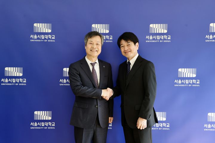 [서울=뉴시스] 원용걸 서울시립대 총장(왼쪽)과 오오누키 신이치로 니혼대 총장이 기념사진을 촬영하고 있다. (사진=서울시립대 제공) 2025.11.05. photo@newsis.com *재판매 및 DB 금지