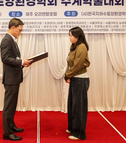 [대전=뉴시스] 국립한밭대학교 박서이씨 시상식 기념촬영. (사진=국립한밭대 제공) 2025.11.05. photo@newsis.com *재판매 및 DB 금지