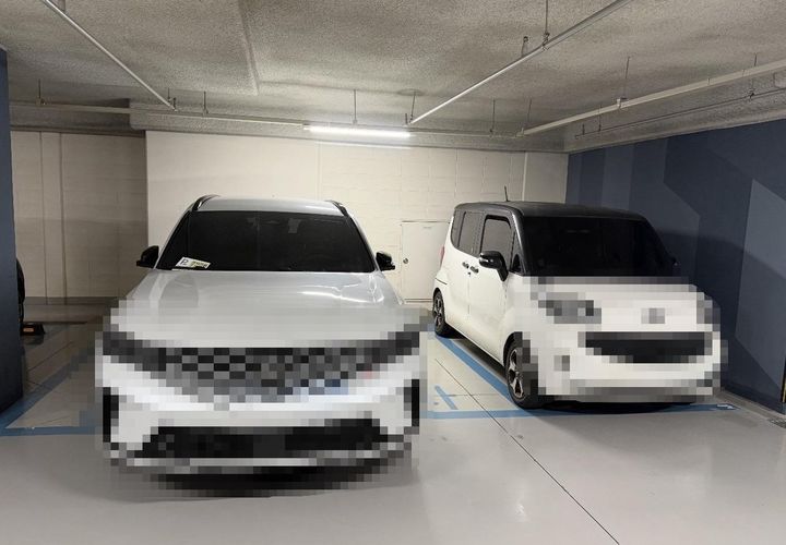 [뉴시스]경차 전용 주차 구역을 2칸 차지한 SUV 차량. (사진 = 보배드림 캡처) *재판매 및 DB 금지
