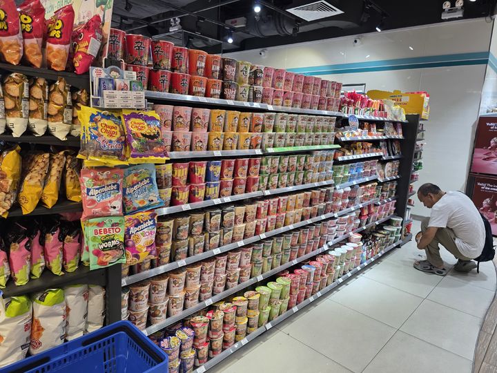 [호찌민=뉴시스] 이주혜 기자 = 베트남 호찌민 시내의 한 GS25 매장에 국내 식품 제조업체의 라면 제품이 진열돼 있다. 2025.10.31. *재판매 및 DB 금지