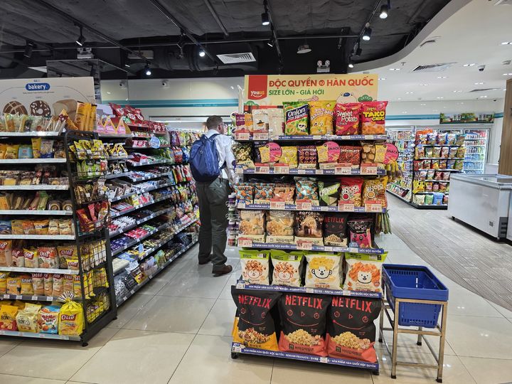 [호찌민=뉴시스] 이주혜 기자 = 베트남 호찌민 시내의 한 GS25 매장에 국내 식품 제조업체의 스낵류 등이 진열돼 있다. 2025.10.31. *재판매 및 DB 금지