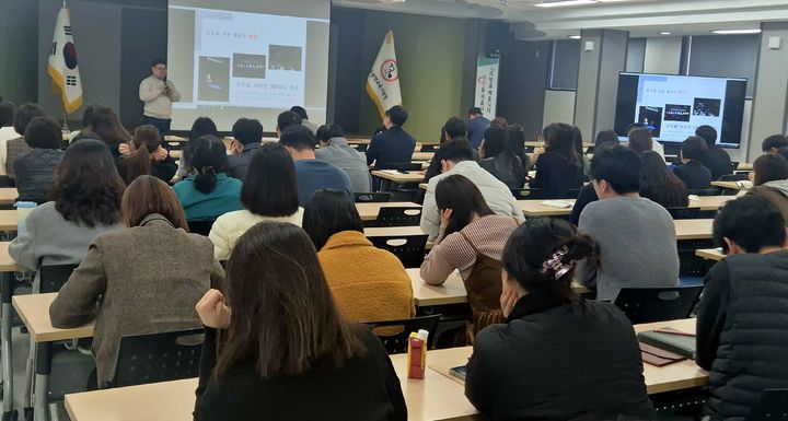 [광명=뉴시스]전승표 프레시안 기자가 5일 경기도광명교육지원청 직원을 대상으로 '효과적인 보도자료 작성과 언론대응'을 주제로 강의하고 있다.(사진=광명교육지원청 제공)2025.11.05.photo@newsis.com *재판매 및 DB 금지